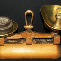 Vintage-AVERY-England-Cast-Iron-Scales-to-Weigh-2lb-with-brass-trays-and-weights-bell-weight-Sold-for-81-2021