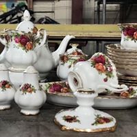 Approx-30-pces-Royal-Albert-Country-Roses-teapot-6-trios-s-ps-dish-jug-trinket-box-candleholder-sugar-basins-pin-dish-etc-Sold-for-323-2021