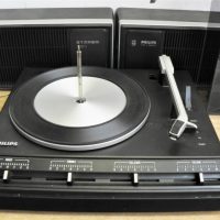 Vintage-Phillips-351-Portable-Record-Player-w-Speakers-Made-In-Germany-Sold-for-62-2021