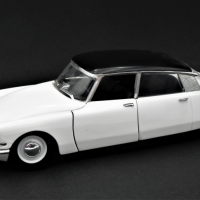 Solido-118-scale-Model-Diecast-1963-Citroen-DS-19-vgc-adjustable-suspension-white-with-black-roof-Sold-for-93-2021