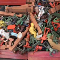 Vintage-Case-with-contents-incl-heaps-of-plastic-soldiers-WW1-soldiers-etc-Sold-for-56-2021