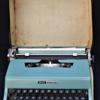 Vintage-Portable-Cased-Olivetti-Lettera-32-Typewriter-Sold-for-62-2021