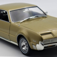 118-Scale-Diecast-Model-Car-1966-Oldsmobile-Toronado-in-Gold-Model-Made-by-Road-Signatures-Sold-for-56-2021