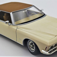 118-Scale-Diecast-Model-Car-1971-Buick-Riviera-GS-w-Vinyl-Roof-Model-Made-by-Road-Signatures-Sold-for-50-2021