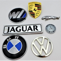 Small-Lot-of-Vintage-Car-Badges-incl-Jaguar-Porsche-Mercedes-Benz-etc-Sold-for-62-2021
