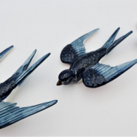 Set-of-3-vintage-Pottery-Swallow-graduating-Wall-Plaques-no-marks-sited-13-x-17cn-to-8-x-11cm-af-middle-size-Sold-for-186-2021