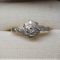 1920s-dainty-18ct-ygold-ring-with-central-diamond-surrounded-by-6-smaller-and-two-shoulder-dias-in-platinum-setting-TW-2-1-grms-Sold-for-124-2021