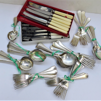 Group-lot-Classical-Vintage-Grosvenor-plate-EPNS-Cutlery-boxed-sets-loose-sets-for-6-etc-Sold-for-43-2021