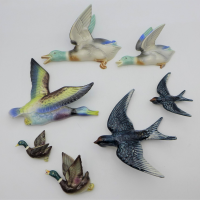 Group-lot-of-Vintage-Flying-Bird-wall-plaques-inc-English-Poole-Pottery-Flying-Duck-No-512-2-512-1-1-af2-x-Swallows-3-x-Mallard-ducks-no-mar-Sold-for-112-2021