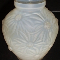 1920's French Etling ART DECO GLASS vase with embossed daisy pattern - approx 13cm (h) - (tiny fleabite to top rim) - Sold for $79 - 2012