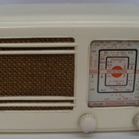 Cream BAKELITE ARISTONE radio (model number 008713) small crack to case near dial - Sold for $104 - 2012