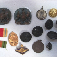 Qty.  military badges, medallions, buttons, Anzac Day 1918, etc - Sold for $67 - 2013