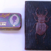 2 x lovely vintage personal compact items - The ' Laurel' Ladies Boudoir safety razor in original tin & compact mirror, button hook, comb, etc in leat - Sold for $73 - 2013