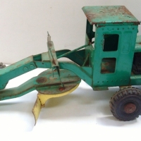 Tin Toy WYN-TOY grader -  with green metal body & steering wheel plastic engine & tyres - Sold for $79 - 2013