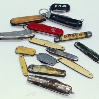 Group of vintage pocket knives including celluloid and Swiss army knife - Sold for $67 - 2015