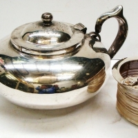 Vintage Robur 6 cup  teapot with infuser and patent dates to base - Sold for $73 - 2015