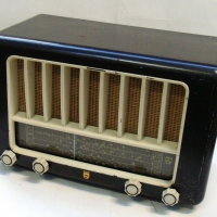 Vintage Philips brown Bakelite valve mantle radio - Sold for $43 - 2016