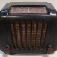 Vintage, c1951 Philips, Australia -  model 122B Bakelite Mantel radio - Sold for $35 - 2016
