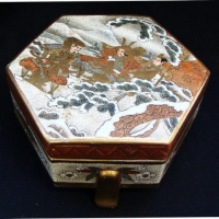 Vintage hexagonal SATSUMA trinket box, finely painted, with three legs to base, af, 13cm D x 75cm H - Sold for $31 - 2016