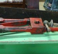 Lot 65 - Group lot tools - Large Cast iron leg vice, vice thread & large two handed saw