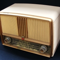 Mid 1950's cream Bakelite Philips radio - model 161B - Sold for $43 - 2016