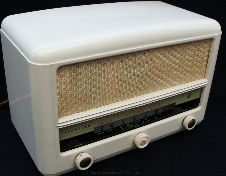 Vintage New Zealand White Bakelite Pacemaker Valve radio by Collier ...