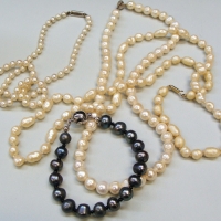 Group lot assorted pearls incl black, baroque, sea pearls, etc - Sold for $62 - 2017