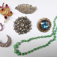 Group lot vintage costume jewellery incl Rhinestone brooches, dress clip, Amazonite chain linked bead necklace, etc - Sold for $62 - 2017