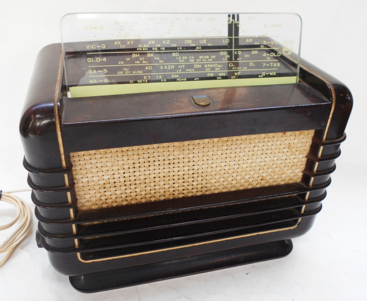 1940's brown Bakelite Philips valve tube radio - Sold for $56 - 2017