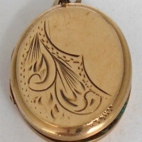 Vintage 9ct yellow gold oval locket - Sold for $50 - 2017