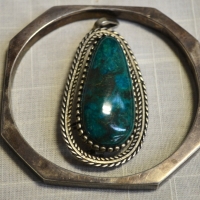 2 x pces Vintage jewellery incl Silver octagonal shaped bangle & large Eilar stone pendant - Sold for $31 - 2017