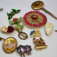 Group lot mainly Brooches incl 1950s plastic, mask, mother, crown, boomerang with koala drop, dress clip etc - Sold for $25 - 2018