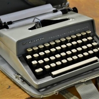 Vintage cased Remington Travel-Writer Deluxe typewriter - Sold for $50 - 2018