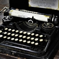 c1920 Underwood small portable typrewriter in case complete with all keys - Sold for $106 - 2018