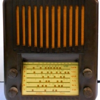 1945 Australian Healing Golden Voice 501E valve radio in brown Bakelite case - Sold for $124 - 2018