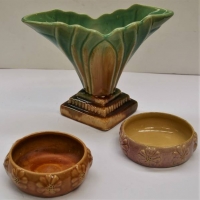 Group lot - Vintage Australian Pottery - Bendigo Waverly Fantail Vase + Pair EPSILON Ware Eric Juckert Bowls w Raised Daisys - Sold for $31 - 2018