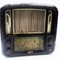 1930s Airzone 685 Valve radio in Bakelite case with white fret - Sold for $112 - 2018