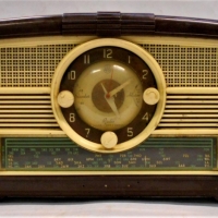 1954 Australian AWA Radiola 461MA, valve clock radio in brown and white plastic case - Sold for $43 - 2018