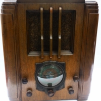 Model 1955 Silvertone radio by Sears, Roebuck & Co Chicago (IL) - Sold for $174 - 2018