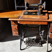 Vintage Singer Sewing Machine in original Oak case , Model F9879469 - Sold for $93 - 2018