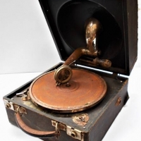 Portable 1920s wind up Decca Grammophone - Sold for $37 - 2018