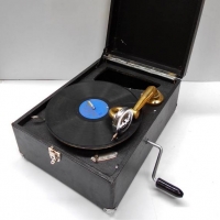 Reproduction wind up 78rpm  grammophone - Sold for $37 - 2018