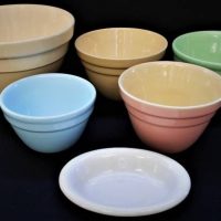 Group of Australian pottery mixing bowls - Fowler ware and Hoffman - Sold for $31 - 2018