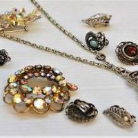 Group lot vintage costume jewellery incl 1930s filigree rhinestone brooch Crystal, rhinestone brooches, 1970s pendants om chains, ring, earrings etc - Sold for $50 - 2018