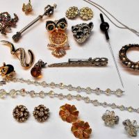 Box lot bling costume jewellery incl Diamante dress clips, brooches, earrings, snake, owl brooches, crystal jewellery, pendants, pins hatpin etc - Sold for $50 - 2018