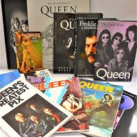 Group lot assorted QUEEN books and ephemera incl The Treasures of Queen, Queen's Greatest Pix, Freddie Mercury, The Early Years, - Sold for $31 - 2018