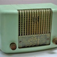1953 Philips Green Bakelite Minstral  4 model Valve radio model 138 - Sold for $211 - 2019