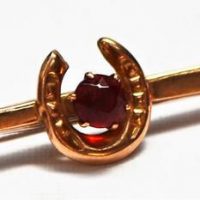 c1910 9ct rose gold bar 'horse shoe'  brooch set with red stone - Sold for $68 - 2019