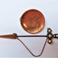 2 x c1900 9ct gold pces Jewellery - 2 pce Sword shaped brooch set with seed pearls & round dish shaped rose gold brooch with initials - Sold for $50 - 2019