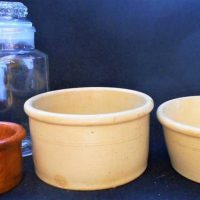 Group lot vintage kitchenalia incl Cornwell pottery mixing bowls, lidded jar, etc - Sold for $37 - 2019